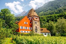 Liechtenstein, officially the principality of liechtenstein (german: Vaduz Liechtenstein 1 Juli 2016 Beruhmtes Rotes Haus Mit Dem Wineyard Besessen Von Der Rheinberger Familie In Vaduz Stadt Liechtenstein Dieses Haus Ist Eine Sehr Beliebte Touristenattraktion In Liechtenstein Lizenzfreie Fotos Bilder Und