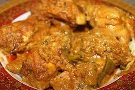Sajian ayam goreng bumbu pedas manis yang gurih adalah hidangan utama yang enak. Ayam Rendang Pedas Azie Kitchen