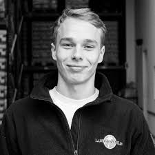 Eg eiti Andreas Jansson Thomsen. Eg byrjaði í Landshandlinum í august 2020,  har eg fór í læru sum sølumaður, og bleiv liðugur við útbúgvingina í august  2022. Sostatt havi eg nú verið