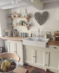 Le Blanc Et Le Bois Restent Deux Valeurs Sures De La Deco Ici Dans Une Cuisine Qui Fait La Small Cottage Kitchen Cottage Kitchen Decor Cottage Kitchen Design