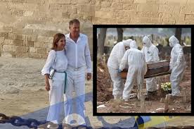 După ce a lăsat țara fără guvern și în timp ce sute de români mor zilnic la ATI, Iohannis și-a scos nevasta la Piramide (foto) |
