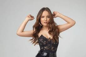 Larissa manoela bio, height, wiki, age, family, affairs & net worth. F5 Celebridades Larissa Manoela E Seus Pais Enfrentam Processo Milionario 26 02 2020