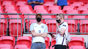 Dieses legendäre stadion befindet sich in wembley ist das größte stadion großbritanniens, dessen tribünen 90 000 menschen aufnehmen. Euro 2020 Fan Sturzt Im Wembley Stadion Beim Spiel England Gegen Kroatien Von Der Tribune Zustand Kritisch Eurosport
