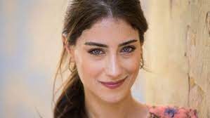 الصورة الأولى لـ هازال كايا مع مولودها شاهدوا جمالهما tv series to watch the crown series sony pictures