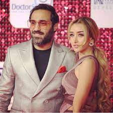 أبيك حب ما ينتهى عشقه أبد وأبيك قلب ما يسكنه غيرى أحد. Ø£Ø­Ù…Ø¯ ÙÙ‡Ù…ÙŠ ÙŠÙ‡Ù†Ø¦ Ø²ÙˆØ¬ØªÙ‡ Ù‡Ù†Ø§ Ø§Ù„Ø²Ø§Ù‡Ø¯ Ø¹Ù„Ù‰ ÙÙŠÙ„Ù…Ù‡Ø§ Ø§Ù„Ø¬Ø¯ÙŠØ¯ Ø¨ÙˆØ§Ø¨Ø© Ø§Ù„Ø´Ø±ÙˆÙ‚ Ù†Ø³Ø®Ø© Ø§Ù„Ù…ÙˆØ¨Ø§ÙŠÙ„