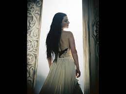 Amy lee's pipes soar higher than ever before on tracks like call me when you're sober, an assumed reference to former boyfriend shaun morgan of seether fame, and sweet sacrifice, the cd's opener. Evanescence The Open Door 11 Anos Youtube