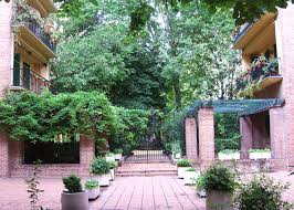 A wealthy matriarch tries to maintain her family's facade of perfection after her husband's mistress exposes their dirty secrets. Datei Madrid Casa De Las Flores Jpg Wikipedia