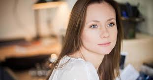 Sabine crossen is a bilingual actress (french mother, american father) who was born in the united states but grew up in nz. Sabine Crossen Mrs Lestrange C Me Acting