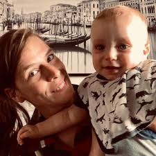 Laten we eens enkele duo's voorstellen. Juf Kim Vancamp en juf Sarah  Wouters zijn de nieuwe juffen in het eerste leerjaar. Nieuw en niet nieuw.  Juf Kim werkt al een poosje bij