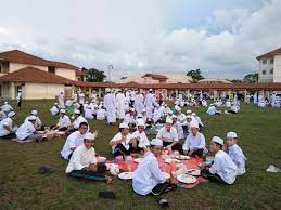 Maidam men | rayadora empedernida ✏️. Pelajar Madrasah Moden Besut Berbuka Bersama Keluarga Di Padang Sekolah Trdi News
