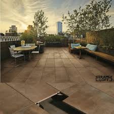 Grossformatige Terrassenplatten Keramikfliesen Fur Den Aussenbereich Mit Passenden Stelzlagern Bei Keramik Lo Terrassenfliesen Outdoor Dekorationen Fliesen