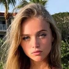 Kayla Dodds's Instagram, Twitter & Facebook