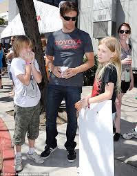 Anna paquin and stephen moyer had a sweet moment at true blood's seventh and final season premiere in la on tuesday. Stephen Moyer And Daughter Lilac Enjoy Some Quality Time As They Play Ball With Pet Pooches Daily Mail Online