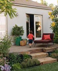 doors steps landscaping around deck idee amenagement jardin terrasse jardin bois idee amenagement terrasse