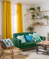 Deco Naturelle Et Coloree Pour Ce Salon L Association Des Rideaux Jaunes Et Du Canape Vert Les Nombreux En 2020 Deco Rideaux Salon Canape Vert Decoration Salon Jaune