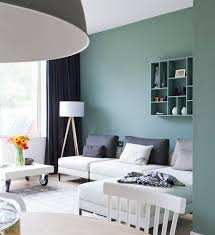 Salbeigrune Wandfarbe Und Weisses Sofa Haus Wohnzimmer Sofa Weiss Wohnzimmerwand