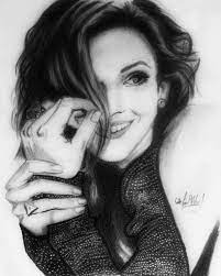 رسم امرأة بالفحم وفاء عياد
