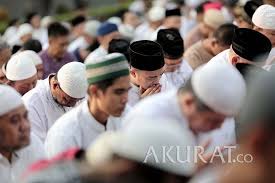 Berdasarkan hadis di atas, zakat fitrah diwajibkan kepada setiap muslim yang diberikan kehidupan sehingga menemui akhir ramadan sekaligus niat tersebut bisa diucapkan untuk zakat fitrah dari diri sendiri, istri, anak atau keluarga. Bolehkah Zakat Diberikan Kepada Keluarga Sendiri
