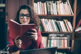 121.562 Mulher Lendo Livro Fotos de stock, imagens de alta resolução e  imagens - Getty Images