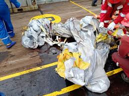 An indonesian passenger plane carrying 62 people is feared to have crashed into the java sea after the aircraft lost all contact with indonesia plane crash: Plane Crashes Off Indonesia With 189 On Board