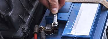 Autobatterien bleiben geladen, indem sie die zusätzliche energie vom motor des autos nutzen, und die meisten halten mindestens fünf jahre lang, ohne ausgetauscht oder wieder aufgeladen werden zu. Autobatterie Leer Tipps Zur Starthilfe Von Autoscou24 Autoscout24