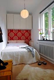 Agar kamar tidur tidak membosankan, kamu bisa juga menambahkan beberapa dekor ruangan dengan warna yang kontras. Cara Mengatur Kamar Tidur Sempit Agar Terasa Lebih Luas