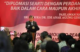 Those who cannot remember the past are condemmed to repeat it !! Dr H Muhammad Jusuf Kalla Menerima Penghargaan Anugerah Untuk Keunggulan Dalam Diplomasi Portal Kementerian Luar Negeri Republik Indonesia