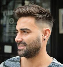 Quiff Fade Trend Frisur Manner Seite Getrimmt Deckhaar Haarschnitt Manner Manner Frisur Kurz Herrenfrisuren