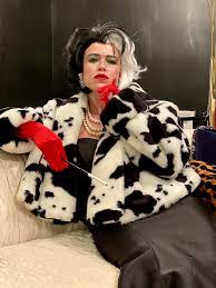 Cruella de vil loves luxury fashion and expensive furs and is materialistic (and mean) to the max. Simple And Budget Friendly Diy Cruella Deville Costume