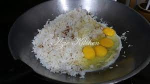 Pernah tak masak nasi goreng tapi hasilnya tak sesedap makan nasi goreng di restoran, padahal dah ikut resipi. Nasi Goreng Telur Di Kompleks Pertama Yang Sangat Nostalgia Azie Kitchen