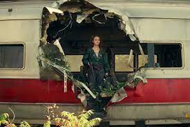 Будучи одной босой ногой уже на экране. Monstry Vernulis Vyshel Trejler Filma Tihoe Mesto 2