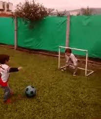 Two Kids In A Penalty Of Football Terrain Crazygif Com Le meilleur du football en images gif animées.