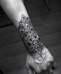 1001 Ideen Fur Mandala Tattoo Fur Manner Und Frauen Tattoo Ideen Unterarm Tattoos Manner Handgelenk Tattoo Manner
