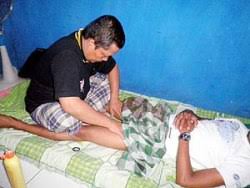 Untuk mengatasi nya dengan metode terapi pijat di bagian titik titik yang berhubungan dengan syaraf. Subandi Mak Erot Dari Trenggalek Tribunnews Com Mobile