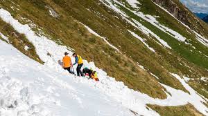 Vorsicht dachschnee vorlage / der dicke dachdecker deckte das dicke dach. Vorsicht Vor Nassschneelawinen Bergwelt