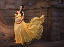 Si esperas un bebé y eres fan de Disney, te encantarán las preciosas  fotografías de embarazadas vestidas como las princesas