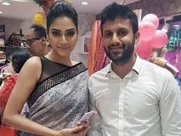 Nusrat jahan dances plays dhol with husband on durga pooja abp news. Wy4s3 Ym7kjynm