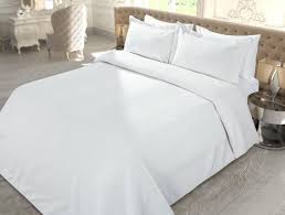 Kadifemsi yumuşak bir dokuya sahiptir. La Belle Epoque Tek Kisilik Orme Yatak Ortusu Gri Madame Coco