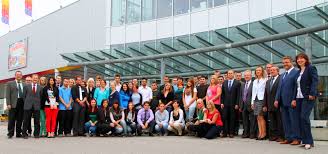 Im hintergrund sieht man die wallfahrtskirche. 72 Auszubildende Lernen Bei Mobel Inhofer Familie Inhofer Begrusst 22 Neue Nachwuchskrafte Im Unternehmen