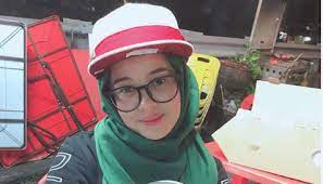 Menu makannnya juga murah meriah. 10 Artis Yang Sangat Comel Bila Berkaca Mata Media Hiburan
