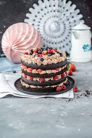 Schoko Beerentorte Midsommar Im Obstgarten Knusperstubchen Rezept Beerentorte Beeren Torte Schokoladenkuchenrezept