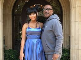 The story is a comedy romance featuring eddie murphy as prince akeem and his sidekick arsenio hall playing semmi who leave their kingdom of zamunda to come to america to find murphy's true love. Eddie Murphy Says Daughter Brought Her A Game To Coming 2 America Film
