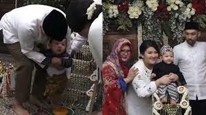 Upacara tedak siten diadakan ketika anak berusia tujuh lapan 7 x 35 hari dan mulai belajar duduk dan berjalan di tanah. Tutut Soeharto Gelar Acara Tedak Siten Untuk Sang Cucu Seperti Yang Diajarkan Ibu Tien Soeharto Halaman All Tribun Ternate