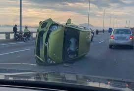 Seorang lelaki maut selepas kereta dipandu terbabas di kilometer 2.8 jambatan pulau pinang menghala ke prai. Kereta Terbabas Terbalik Atas Jambatan Pulau Pinang Astro Awani