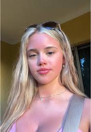 Miranda Thayer's Instagram, Twitter & Facebook