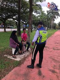 Overview of johor bahru's during the second part of mco, movement control order, second day @ 02/04/2020. Johor Police Officers Offer To Purchase Groceries For Struggling Family During Mco Johor Foodie