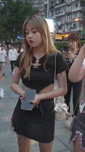 裙底春光乍泄】高颜值极品容装精致短裙美女内裤陷入B缝淫水浸湿了阴户露脐小上衣胸罩尽收眼底