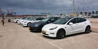 המחיר מפתיע לאחר תקופת הכנה ארוכה שכללה מספר דחיות, גיוסי עובדים ונטישת אחרים, מתחילה טסלה סופסוף לשווק מכוניות בישראל. En Ly2u4jzi4lm