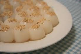 Nhưng năm nay con trai tôi 2 tuổi, cu cậu rất thích bánh trôi, đặc biệt là loại bánh ngũ sắc nhiều màu. Floating Rice Cake Banh Troi Recipe Vietnamese Recipes Rice Cakes Asian Desserts Vietnamese Dessert
