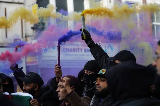Nigel Farage slams 'terrifying' Tower Hamlets protest as 'foreign invading  army' | LBC